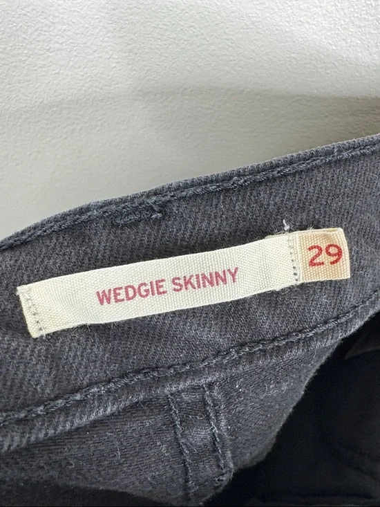Levi's Wedgie Skinny Jeans Black Distressed Raw Hem High Rise Button Fly Size 29 - Picture 6 of 8